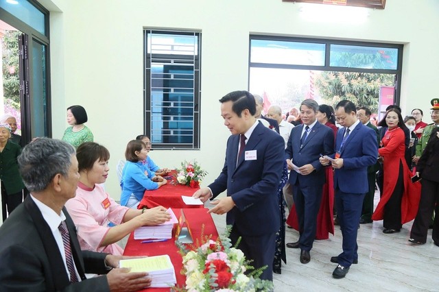 Ông Phạm Quang Ngọc, Chủ tịch UBND tỉnh Hưng Yên tham gia bỏ phiếu tại Khu vực bỏ phiếu số 16 xã Quỳnh Phụ.