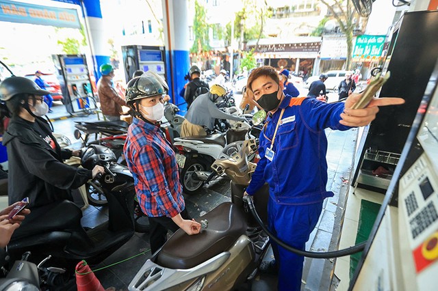 Xăng dầu thường chiếm 3,6-4,0% trong rổ hàng hóa tính CPI. Ảnh: Đức Thanh