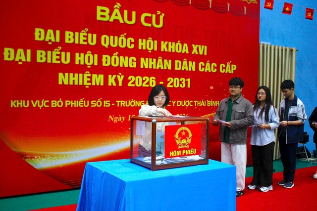 Sinh viên Trường Đại học Y Dược Thái Bình thực hiện bỏ phiếu bầu cử