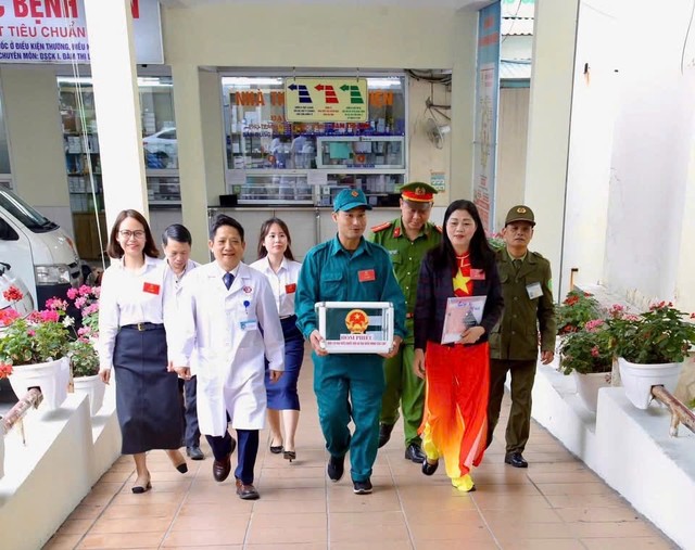 Tổ bầu cử số 6 đã mang hòm phiếu lưu động đến từng khoa, phòng trong Bệnh viện Đa khoa tỉnh Quảng Ninh. Tổ bầu cử số 6 đã mang hòm phiếu lưu động đến từng khoa, phòng trong Bệnh viện Đa khoa tỉnh Quảng Ninh.