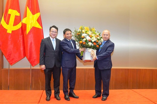 Lãnh đạo Bộ Tài chính tặng hoa chúc mừng ông Đỗ Thành Trung