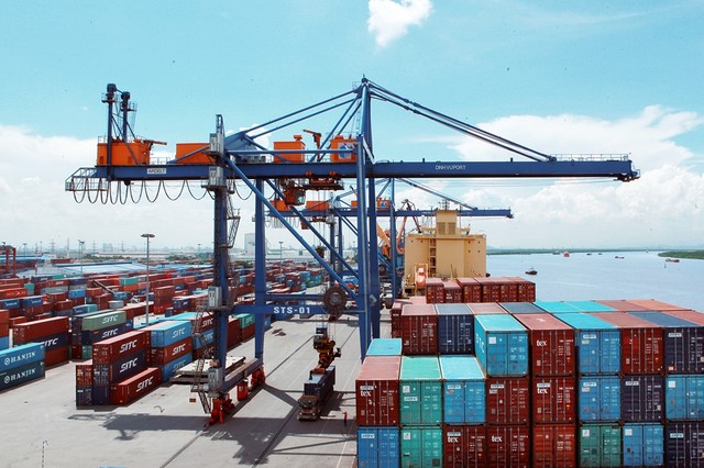 Chuyển đổi số đóng vai trò quan trọng trong việc tăng cường năng lực cạnh tranh, tối ưu hóa chi phí cho các doanh nghiệp, giúp họ đứng vững và phát triển trong môi trường kinh doanh hiện đại. Chuyển đổi số đóng vai trò quan trọng trong việc tăng cường năng lực cạnh tranh, tối ưu hóa chi phí cho các doanh nghiệp, giúp họ đứng vững và phát triển trong môi trường kinh doanh hiện đại.