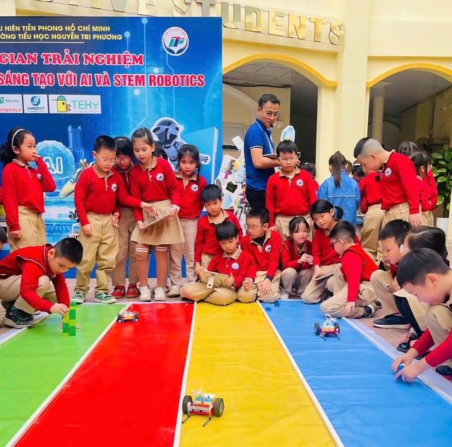 Học sinh trường Tiểu học Nguyễn Tri Phương (phường Hồng Bàng) trải nghiệm sáng tạo AI và STEM Robotics. Học sinh trường Tiểu học Nguyễn Tri Phương (phường Hồng Bàng) trải nghiệm sáng tạo AI và STEM Robotics.
