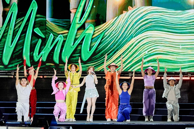 Sự kiện “chiêu đãi” khách mời các tiết mục nghệ thuật sôi động. Ảnh: Ánh Dương.