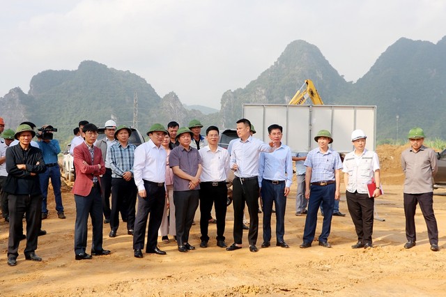 Đoàn công tác đã kiểm tra hiện trường tiến độ thực hiện cầu Đức Sơn.