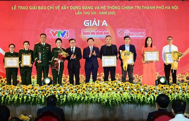 Phó Trưởng ban Tuyên giáo và Dân vận Trung ương Trần Thanh Lâm; Tổng Biên tập Báo Nhân dân, Phó Trưởng ban Tuyên giáo và Dân vận Trung ương, Chủ tịch Hội Nhà báo Việt Nam Lê Quốc Minh trao giải A cho các tác giả và nhóm tác giả.