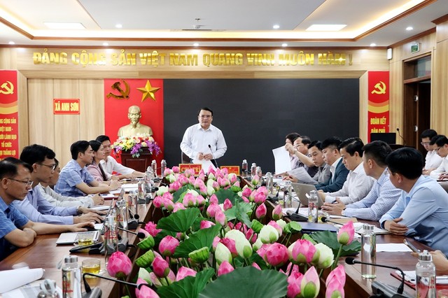 Phó Chủ tịch Tỉnh Phùng Thành Vinh chủ trì buổi làm việc.