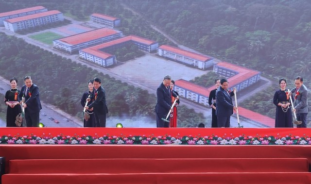 Tổng Bí thư Tô Lâm, Thủ tướng Chính phủ Phạm Minh Chính cùng các đồng chí lãnh đạo Đảng, Nhà nước thực hiện nghi thức khởi công, động thổ xây dựng các trường phổ thông nội trú liên cấp vùng biên giai đoạn 2 - Ảnh: VGP.