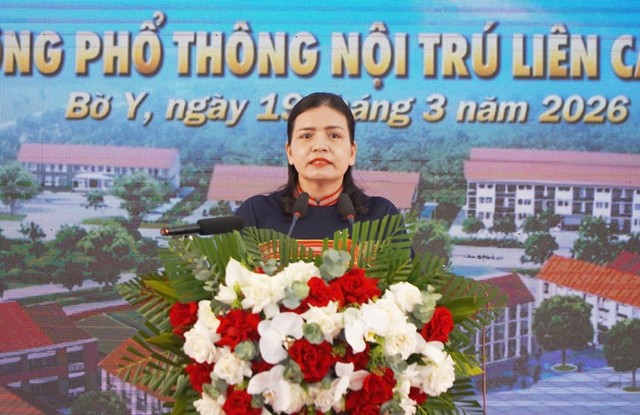 Bà Y Ngọc, Phó chủ tịch UBND tỉnh Quảng Ngãi phát biểu tại lễ khởi công.