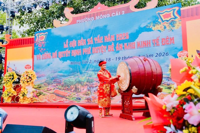 Ông Nguyễn Đức Việt, Phó Chủ tịch Thường trực UBND phường, Trưởng Ban Tổ chức lễ hội đền Xã Tắc gióng trống khai hội..jpg