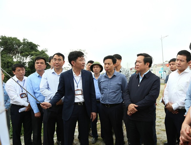 Chủ tịch UBND tỉnh Phạm Quang Ngọc kiểm tra tại hiện trường thi công dự án đường liên tỉnh Hà Nội - Hưng Yên kéo dài.