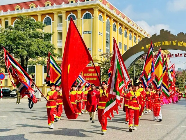 Phường Móng Cái 2 công bố Quyết định công nhận Đề án phát triển Kinh tế đêm gắn với các giá trị lịch sử, văn hóa truyền thống.