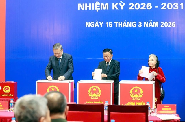 Tổng Bí thư Tô Lâm, Thường trực Ban Bí thư Trần Cẩm Tú bỏ phiếu tại đơn vị bầu cử số 1, TP Hà Nội. Ảnh: Đức Thanh Tổng Bí thư Tô Lâm, Thường trực Ban Bí thư Trần Cẩm Tú bỏ phiếu tại đơn vị bầu cử số 1, TP Hà Nội. Ảnh: Đức Thanh