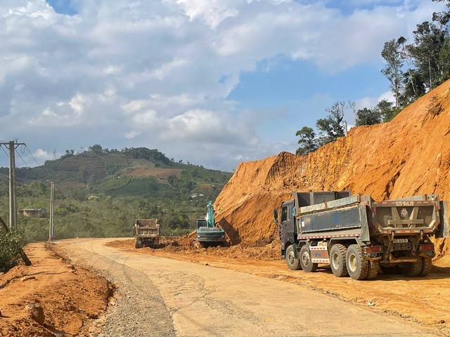 Chủ tịch UBND tỉnh Quảng Ngãi yêu cầu các đơn vị đẩy nhanh tiến độ dự án, phấn đấu đến 9/2026 bàn giao toàn bộ mặt bằng cho đơn vị thi công.