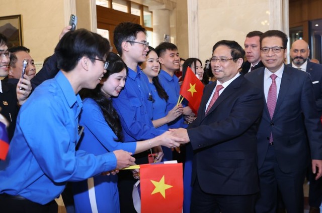 Bà con kiều bào chào đón Thủ tướng Phạm Minh Chính - Ảnh: VGP