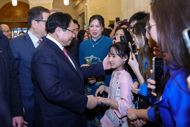 Thủ tướng mong cộng đồng người Việt Nam tại Nga ngày càng đoàn kết, ổn định, có vị thế vững chắc trong xã hội sở tại; trở thành cầu nối gắn kết bền chặt cho quan hệ hai nước