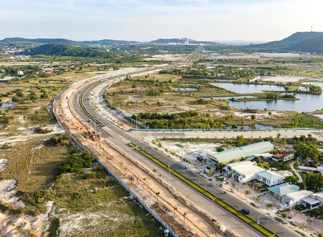 Sun Group cũng đang đẩy nhanh thi công tuyến ĐT 975 quy mô 10 làn xe, kết nối trực tiếp với Đại lộ APEC