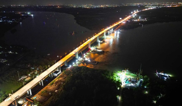 Tuyến cao tốc rực sáng trong đêm, vừa khai thác vừa thi công các hạng mục mở rộng.