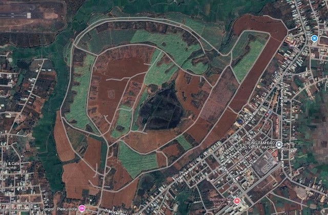 Khu đất thực hiện dự án có phía Đông giáp khu dân cư đường Trần Văn Bình, phía Bắc giáp suối Ia Linh... Ảnh: Google Map.