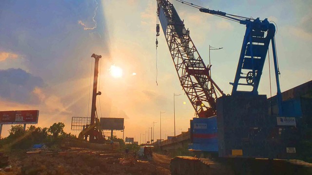 Máy móc, thiết bị cỡ lớn hoạt động liên tục trên công trường nhằm đảm bảo tiến độ dự án