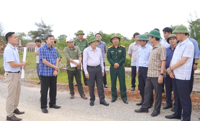 Chủ tịch UBND tỉnh Quảng Trị Lê Hồng Vinh (hàng đầu, thứ ba phải ảnh) kiểm tra dự án Đường ven biển kết nối hành lang kinh tế Đông - Tây giai đoạn 1 tại xã Cửa Việt.