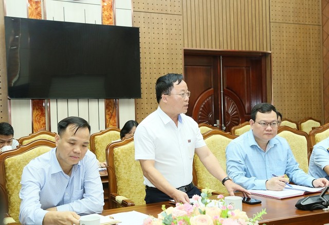 Đại diện đơn vị kinh doanh xăng dầu phát biểu thảo luận tại cuộc họp