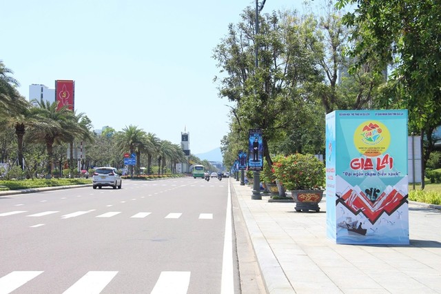 Những ngày này, các tuyến phố tại Quy Nhơn rực rỡ các pano, áp phích thông tin về Năm Du lịch Quốc gia 2026. Những ngày này, các tuyến phố tại Quy Nhơn rực rỡ các pano, áp phích thông tin về Năm Du lịch Quốc gia 2026.
