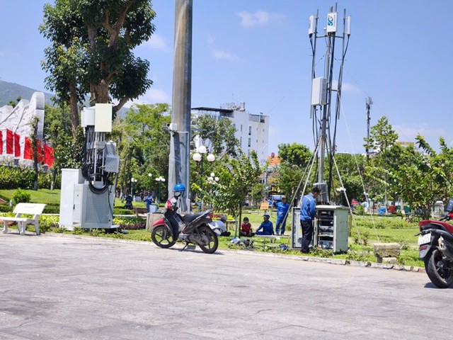 Nhân viên kỹ thuật Vinaphone lắp đặt bổ sung các trạm phát sóng 5G tại khu vực Quảng trường Nguyễn Tất Thành. Nhân viên kỹ thuật Vinaphone lắp đặt bổ sung các trạm phát sóng 5G tại khu vực Quảng trường Nguyễn Tất Thành.