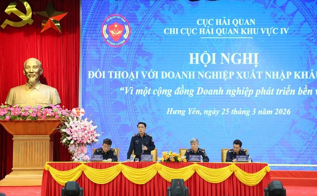 Đại diện Chi cục Hải quan khu vực IV trả lời các ý kiến, kiến nghị của doanh nghiệp.