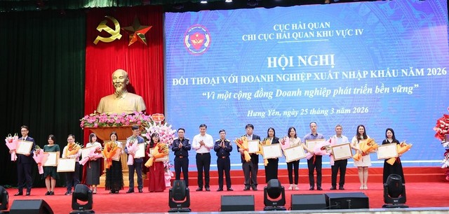 Phó Chủ tịch Thường trực UBND tỉnh Nguyễn Lê Huy cùng lãnh đạo Chi cục Hải quan khu vực IV tặng Bằng khen cho các doanh nghiệp có thành tích.