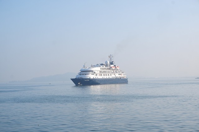 Tàu du lịch quốc tế Noble Caledoni – Island Sky chuẩn bị cập Cảng Quy Nhơn với khoảng 180 người.