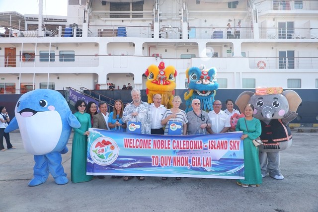 Lãnh đạo Sở Văn hóa, Thể thao và Du lịch tỉnh Gia Lai tặng quà cho du khách.