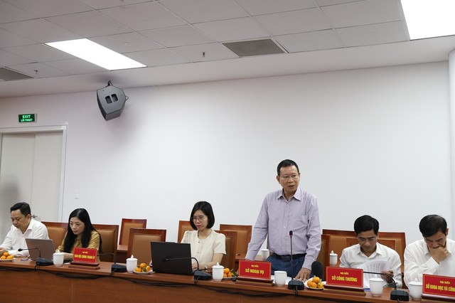 Ông Bùi Ngọc Hải, Phó giám đốc Sở Ngoại vụ Hải Phòng tham luận tại Hội thảo