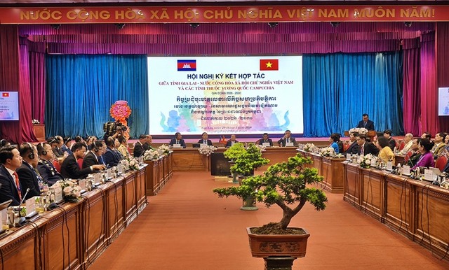 Quang cảnh Hội nghị ký kết hợp tác giữa tỉnh Gia Lai và 3 tỉnh Đông Bắc Campuchia.