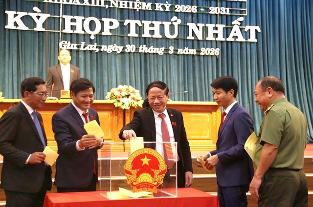 Kỳ họp thứ I, HĐND tỉnh Gia Lai khóa XIII tiến hành bỏ phiếu bầu các nhân sự chủ chốt. Ảnh: N.H. Kỳ họp thứ I, HĐND tỉnh Gia Lai khóa XIII tiến hành bỏ phiếu bầu các nhân sự chủ chốt. Ảnh: N.H.