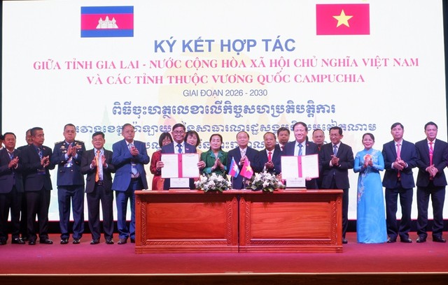 Đại diện UBND tỉnh Gia Lai ký kết biên bản ghi nhớ hợp tác với 3 địa phương tỉnh Campuchia.