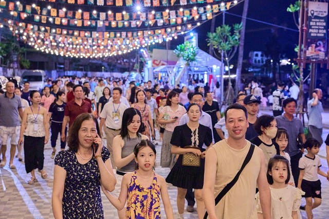 Từ dự án, chỉ vài bước chân, cư dân và du khách có thể tận hưởng bầu không khí sôi động tại chợ đêm VUI-Fest. Ảnh: Ánh Dương. Từ dự án, chỉ vài bước chân, cư dân và du khách có thể tận hưởng bầu không khí sôi động tại chợ đêm VUI-Fest. Ảnh: Ánh Dương.