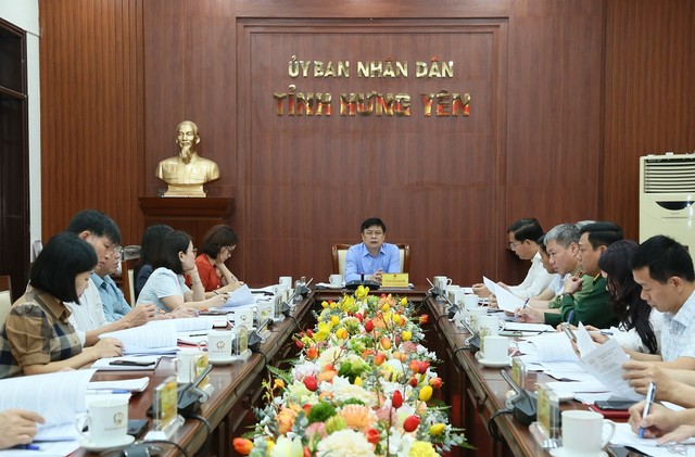 Phó Chủ tịch UBND tỉnh Hưng Yên Phạm Văn Nghiêm chủ trì cuộc họp.