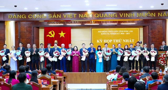 Bí thư tỉnh Đắk Lắk, ông Lương Nguyễn Minh Triết và Chủ tịch HĐND tỉnh Cao Thị Hoà An tặng hoa chúc mừng lãnh đạo UBND tỉnh nhiệm kỳ 2026 - 2031.