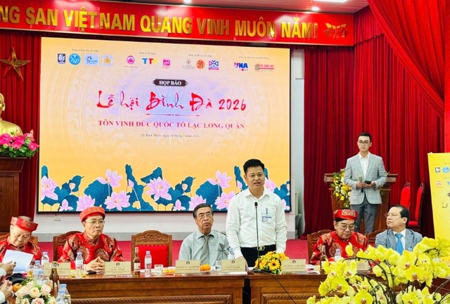 Ông Nguyễn Đăng Việt, Chủ tịch UBND xã Bình Minh, Trưởng Ban Tổ chức lễ hội phát biểu tại họp báo. Ảnh: Hồng Hạnh