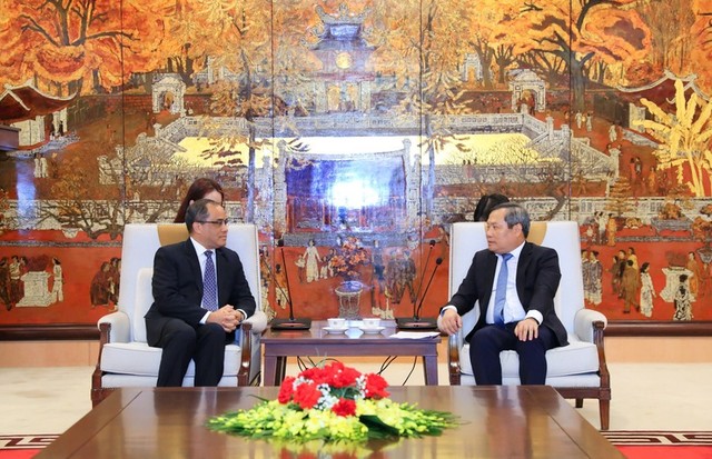 Chủ tịch UBND TP. Hà Nội Vũ Đại Thắng (phải) trao đổi với Đại sứ Philippines. Ảnh: Lê Hải