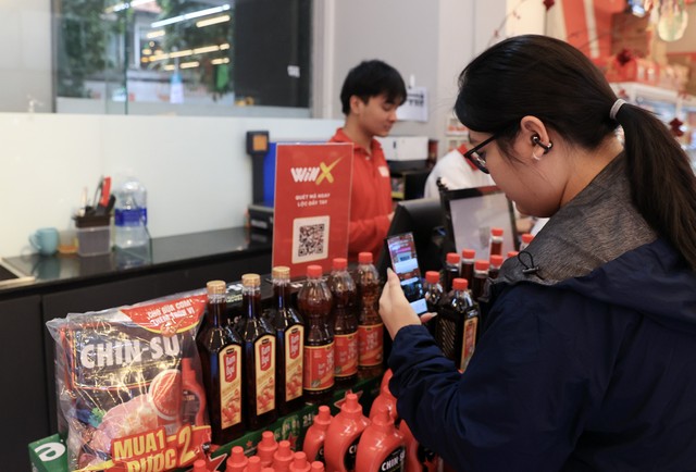 Người tiêu dùng tham gia chương trình WiNX tại siêu thị WinMart.jpg