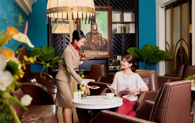 Du khách thưởng thức cà phê Delingoo - Capella tại phòng chờ