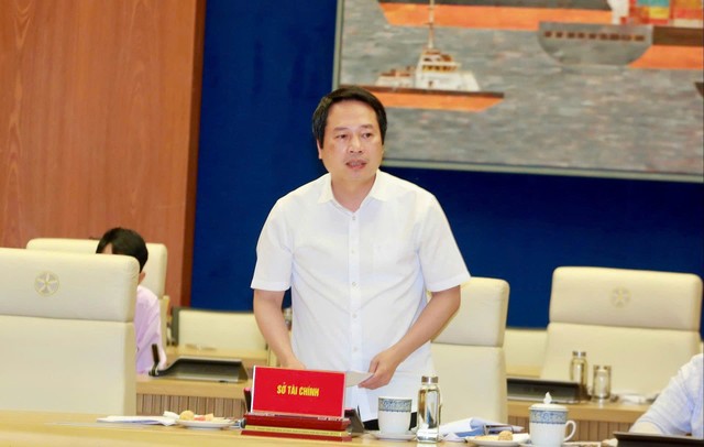 Ông Nguyễn Ngọc Tú, Giám đốc Sở Tài chính Hải Phòng báo cáo kết quả kinh tế - xã hội quý I/2026 tại phiên họp.