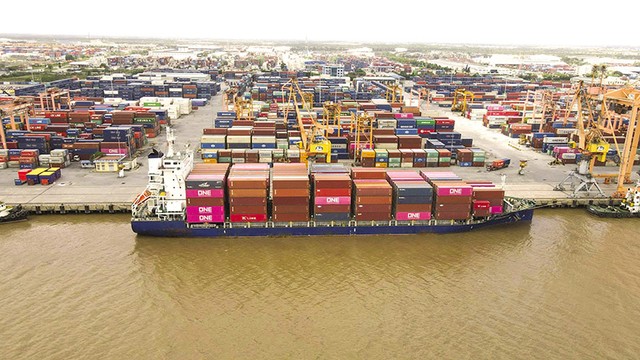 Đầu tư vào hạ tầng và logistics giúp cải thiện kết nối Việt Nam với thị trường quốc tế. Ảnh: Đức Thanh