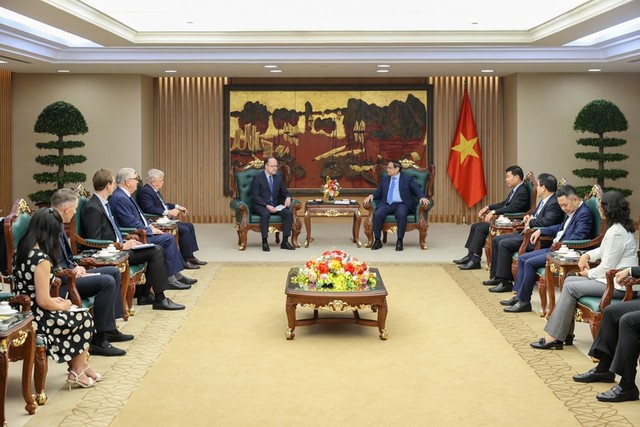 Thủ tướng đề nghị Đại sứ tiếp tục phối hợp chặt chẽ với các bộ, ngành, cơ quan, tổ chức hai nước triển khai các thỏa thuận cấp cao trên mọi lĩnh vực - Ảnh: VGP/Nhật Bắc