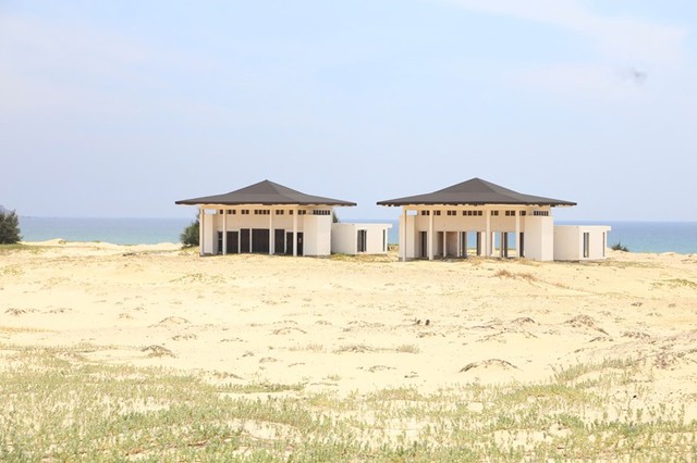 Dự án Phuong Mai Bay Resort đã thi công 2 biệt thự mẫu, kè chắn cát bay, bãi đỗ xe, nhà ở nhân viên và một số đoạn đường giao thông.