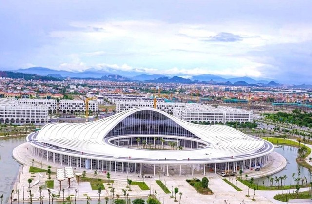 Nhà hát Hoa Phượng (bên trong Trung tâm Hội nghị - Biểu diễn TP. Hải Phòng) được thiết kế hiện đại, quy mô khán phòng khoảng 1.300 chỗ ngồi. Ảnh: Đàm Thanh