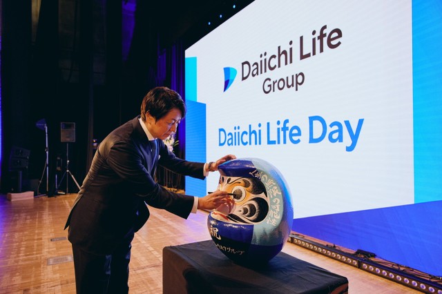 Ông Tetsuya Kikuta - Tổng Giám đốc Tập đoàn Daiichi Life thực hiện nghi thức “điểm nhãn” Daruma, đánh dấu cột mốc khởi đầu hành trình mới của Tập đoàn