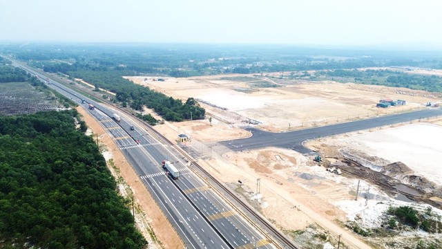 Hạng mục đấu nối giao thông KCN Quảng Trị với Quốc lộ 1 và đường sắt Bắc – Nam đã hoàn thành hơn 95% khối lượng.